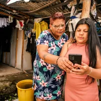 Mujeres colombianas usando el celular.